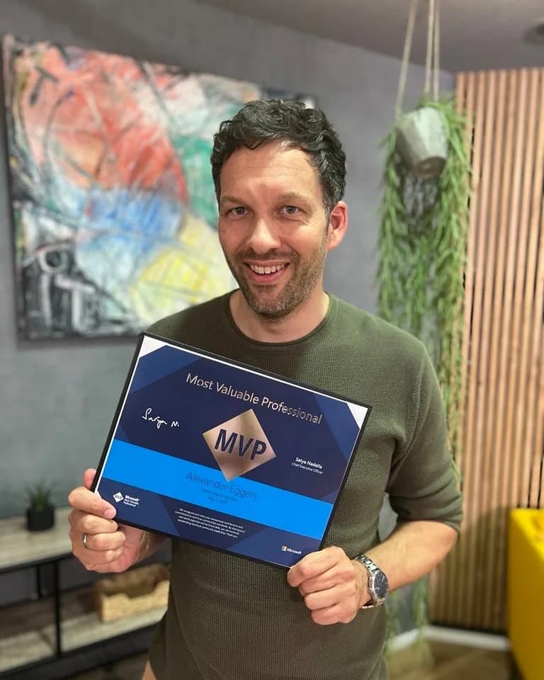 Alexander Eggers hält seine Microsoft-MVP-Auszeichnung in den Händen